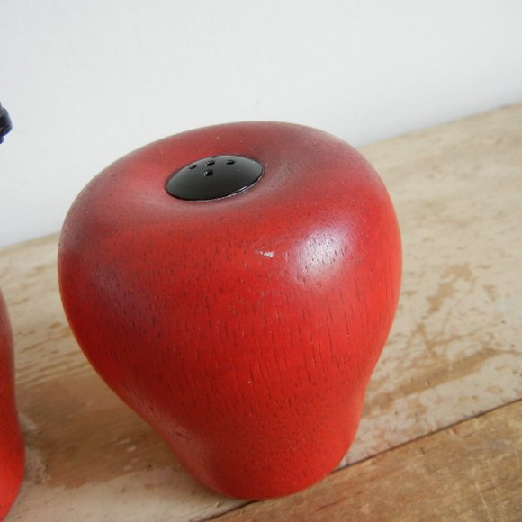 Vintage Retro Wooden Red Apple Salt Shaker and Pepper Grinder Set - Home Decor. - Picture 8 of 9
